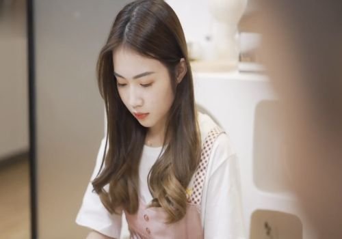 Cha dượng tồi tệ dạy dỗ con gái mới lớn xinh đẹp của mình cách yêu